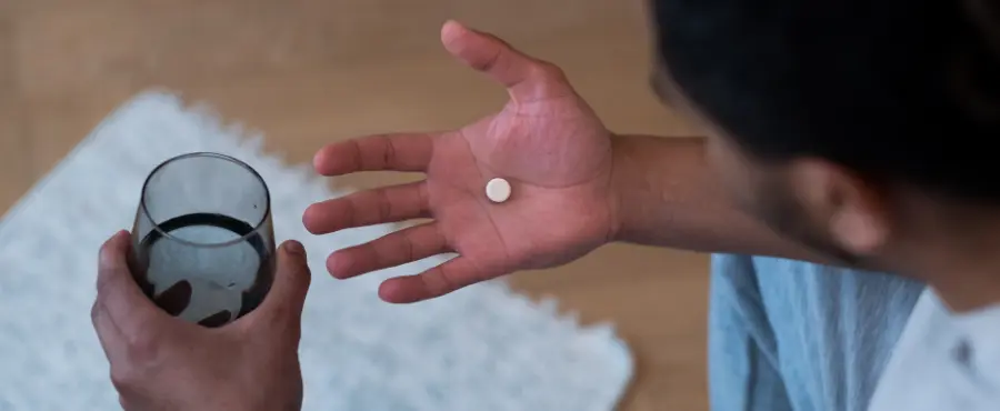 Homem adulto fazendo o uso excessivo de analgésicos