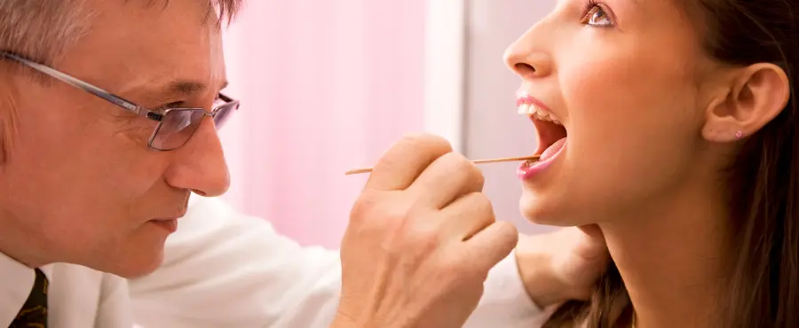 Mulher buscando ajuda profissional de um otorrinolaringologista para manter uma voz profissional saudável