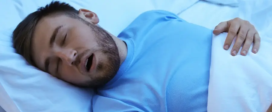 Homem adulto com apneia do sono