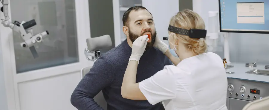 Homem consultando com Especialista em Otorrinolaringologista