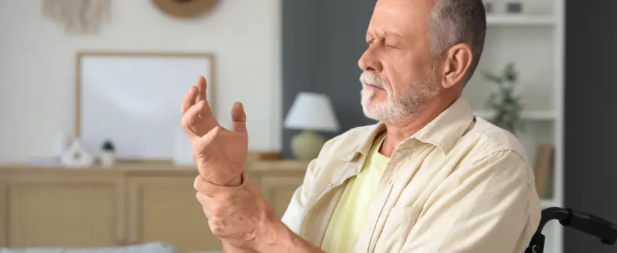 Homem idoso com a Doença de Parkinson