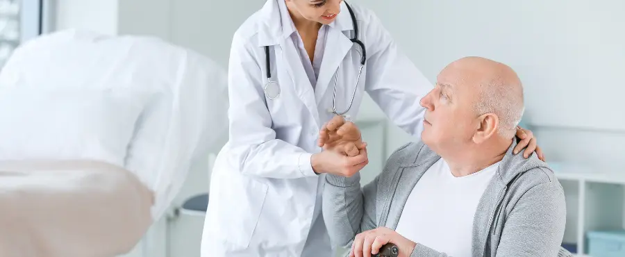 Homem idoso realizando o tratamento para Doença de Parkinson